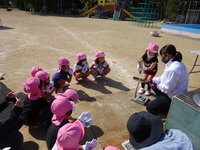 まき割りに挑戦　４歳児