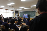 温泉小学校４年「福祉学習　点字で考えた」