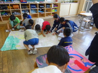 子どもたちと照来地域の地図を完成させています。(照来小学校)