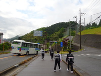 中学一年生が登校してきました。