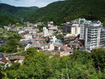 公園から見た湯村温泉街