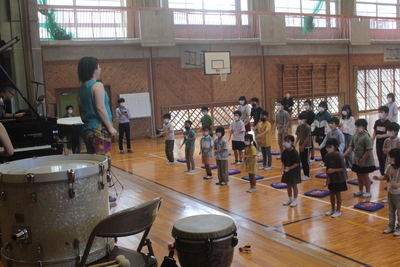 令和4年アウトリーチの様子（中央は今回の出演者、野尻小矢佳さん）