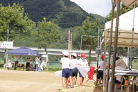 高学年親子演技を応援する低学年児童