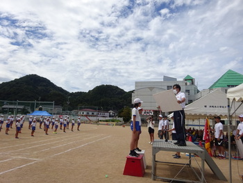 表彰　白組が優勝　大きな表彰状が手渡されました