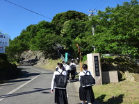 暑さの中登校　１００段　階段が待っています。