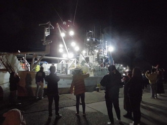 11月5日　汽笛を響かせ一斉に出漁