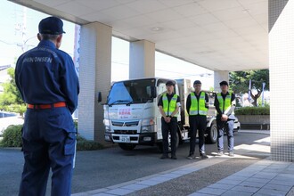 給水車の派遣にあたり、西村町長から激励を受けました