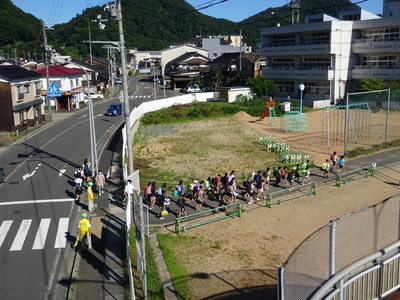 地域のみなさまの見守りの中登校