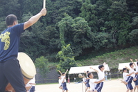 全校生男子組体操　太鼓に合わせての演技