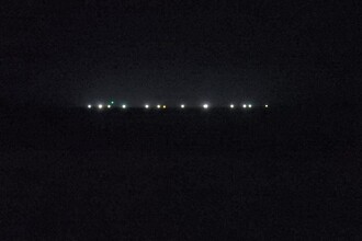 浜坂沖に並ぶ13隻の光