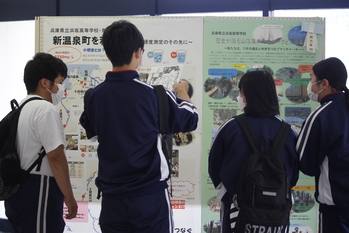 浜坂高校にもお邪魔しました。　浜坂高校生のジオパーク学習展示見学