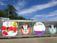 浜坂認定こども園の門に、子どもが描いた麒麟獅子舞の絵が登場しました。