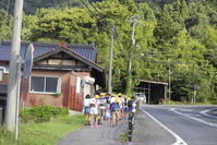 登校の様子　学校まであと少し