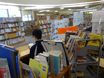 加藤文太郎図書館　カウンター業務を体験