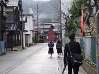 中学生も元気に登校　