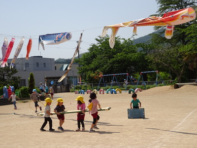 浜坂認定こども園　園庭で遊ぼう