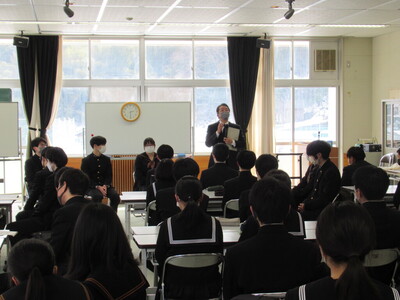 浜坂高校と中学生の交流　(夢が丘中)