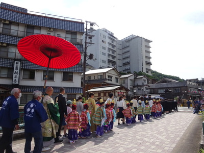 「稚児行列」　地域の伝統行事に参加する子どもたち