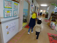 年下の子どもと手をつないでお部屋まで一緒に行きます。