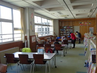 浜坂北児童クラブ　人数を分けて開所しています。北小学校図書室で学習