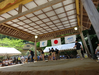 浜坂中学校相撲部員が土俵を整えてくれます