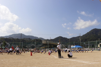 浜坂北小学校　みんなで綱引き　(5.6年　地域の皆様)