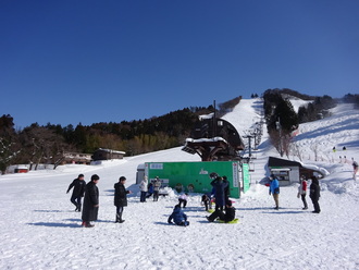 雪玉で雪合戦です。