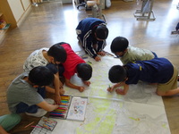 子どもたちと照来地域の地図を完成させています。(照来小学校)