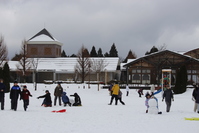 雪合戦をしたり、みんな雪遊びに夢中です。