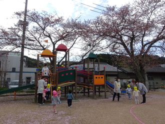 大庭認定こども園　２歳・３歳児が滑り台を楽しんでいます。