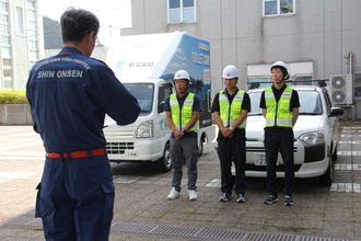 トイレカー出発に際し西村副町長から激励を受ける派遣職員