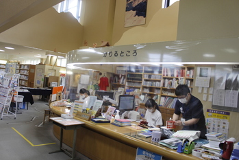 加藤文太郎図書館　カウンター業務を体験