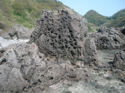▲荒々しい岩肌の安山岩