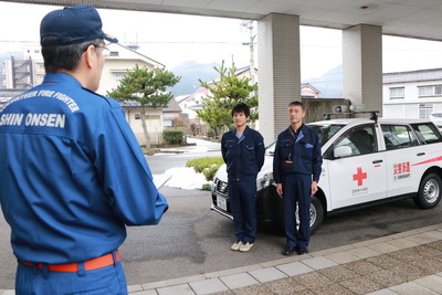 西村副町長の激励を受ける職員（右から中井係長、田中主事）