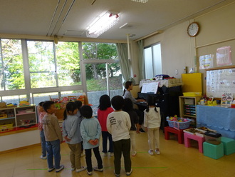 ４歳児　元気な歌声が響きます