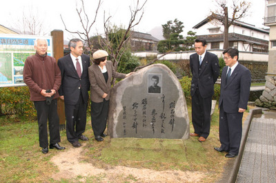 ▲加藤文太郎記念図書館駐車場の一角に建立した歌碑
