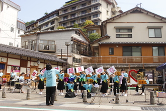 夢が丘中学校吹奏楽部による演奏で会場は盛り上げました