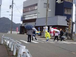 校長先生が登校を見守ってくれています。