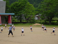 元気いっぱい走り回る１、２年生