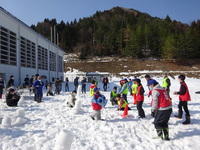 バケツ雪積みタワーリレー