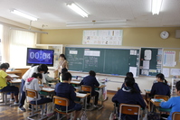 6年生　比例と反比例の学習　先生は、今の学習が中学校の数学につながりることを伝えていました。