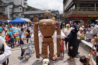 にぎわう湯村温泉街