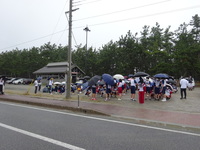 中学生、高校生が集合しました。雨が降っていました。
